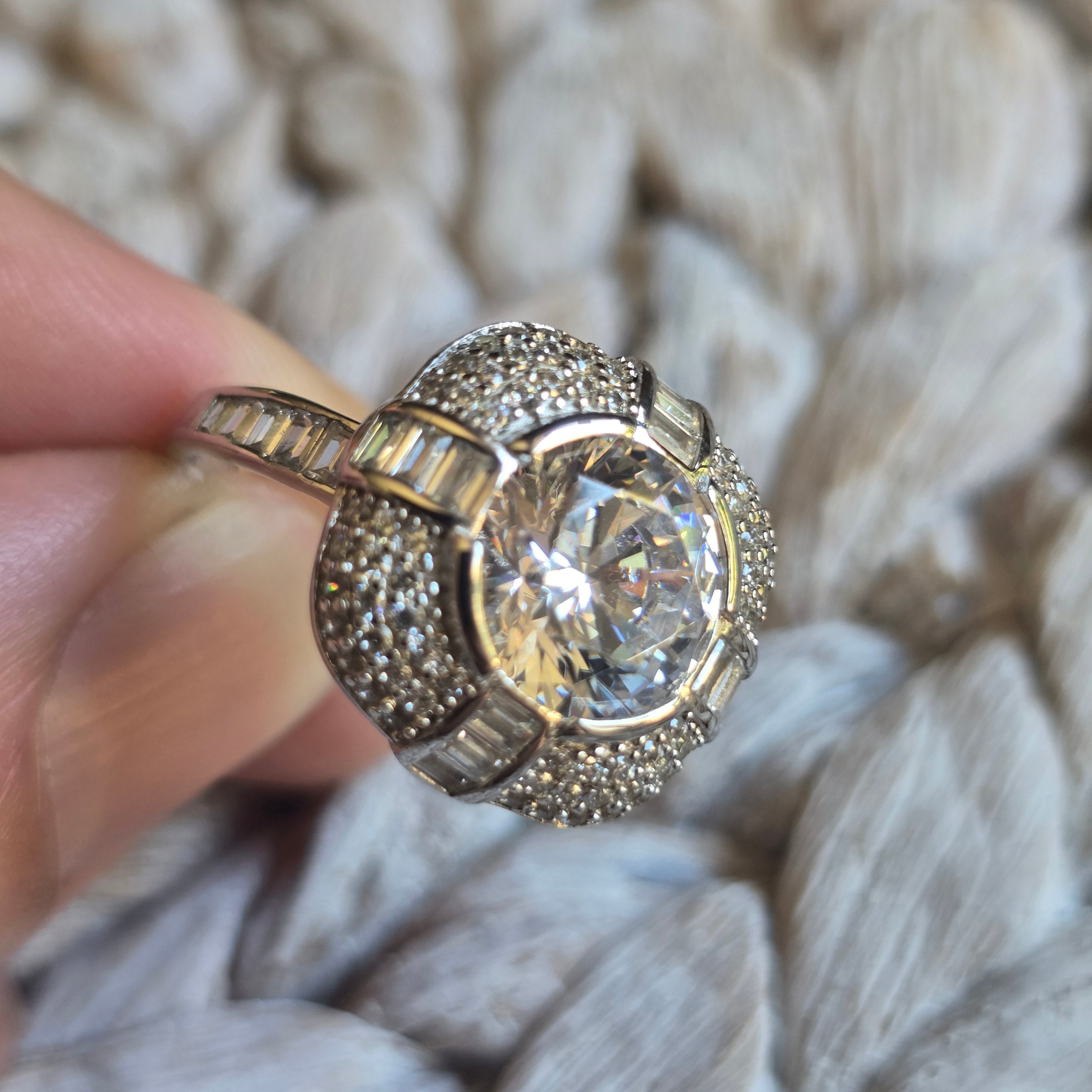 Round Enclosed Cz ring