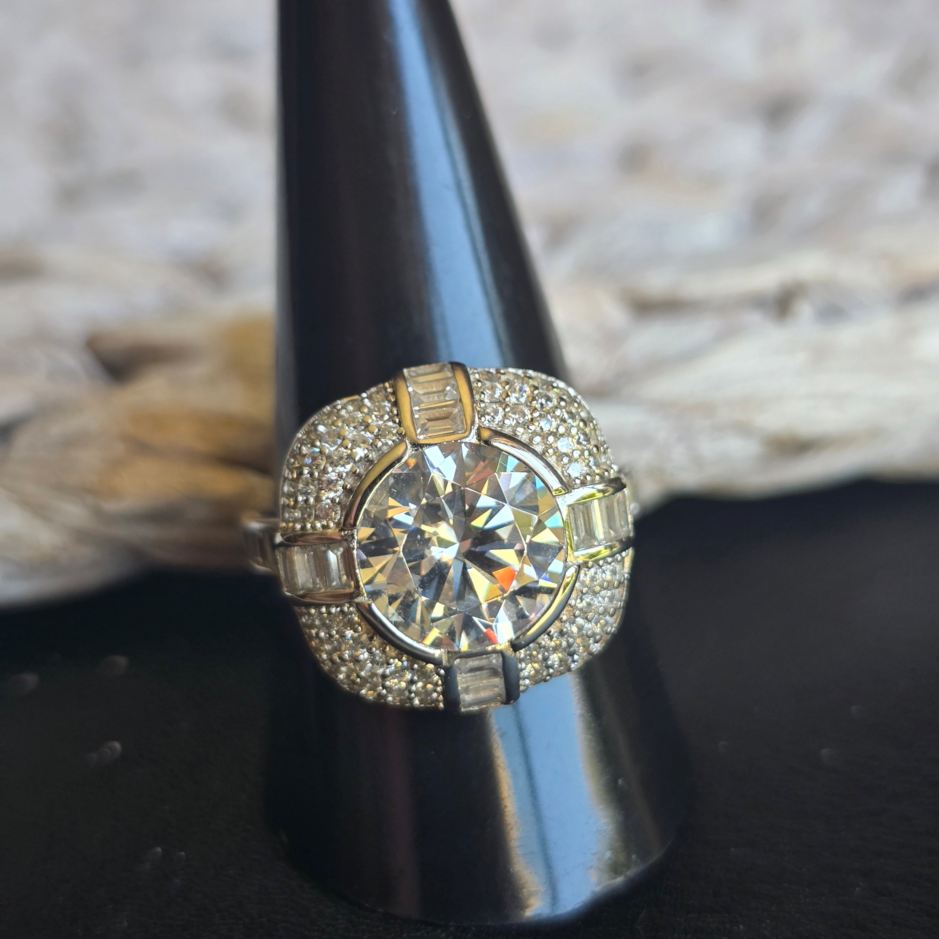 Round Enclosed Cz ring