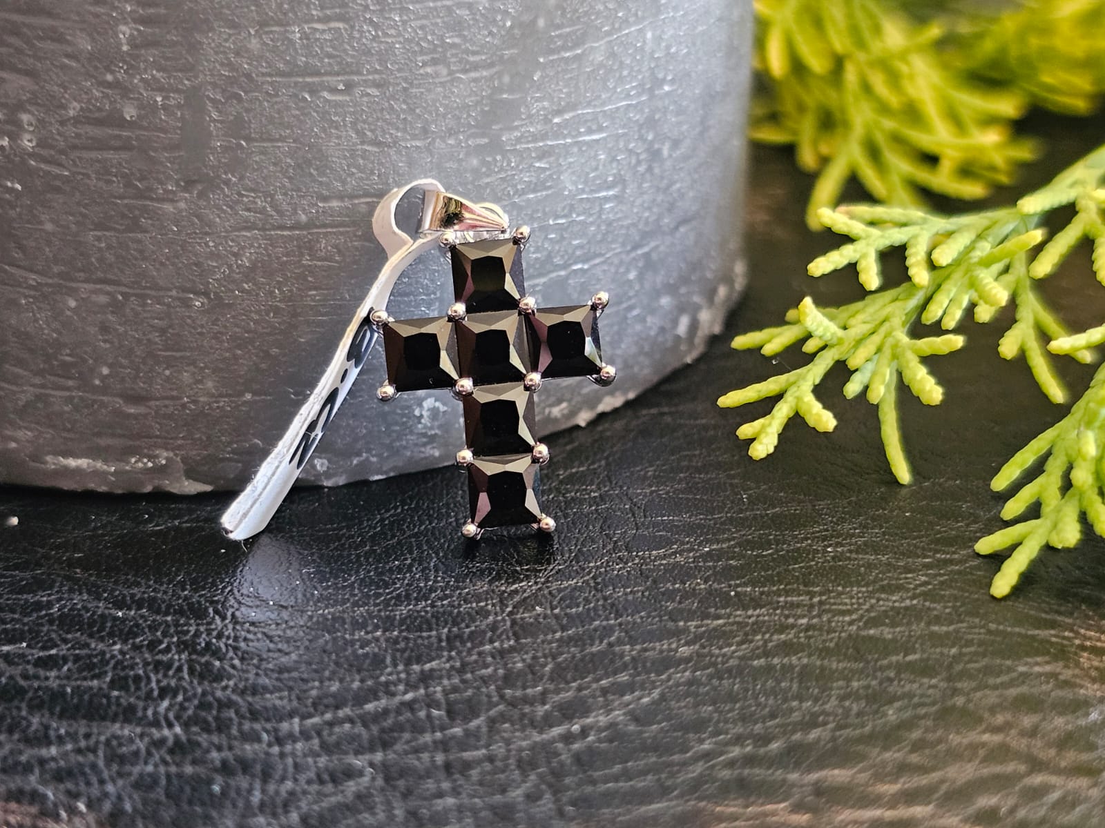 17x12mm Black Onyx Cross