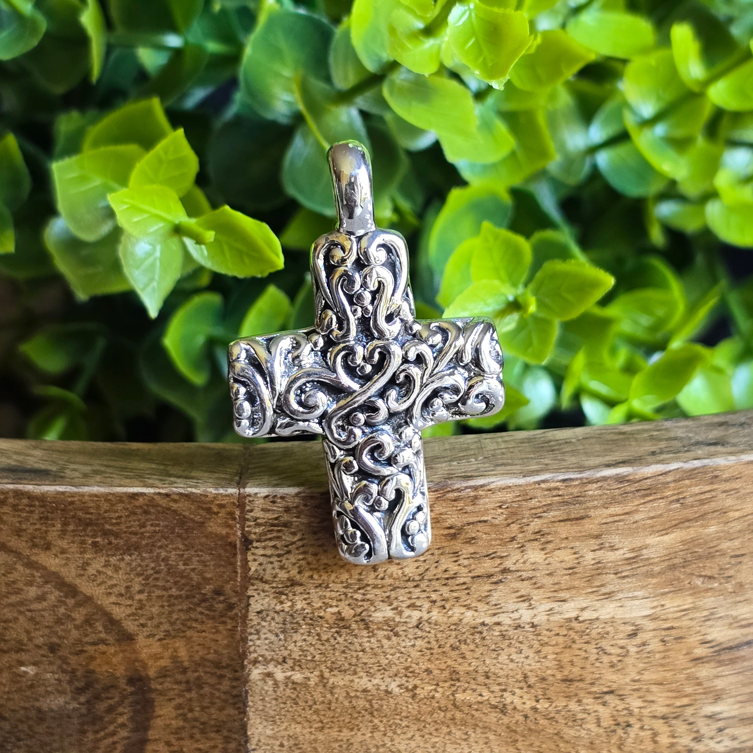 45x29mm Filligree Cross Pendant