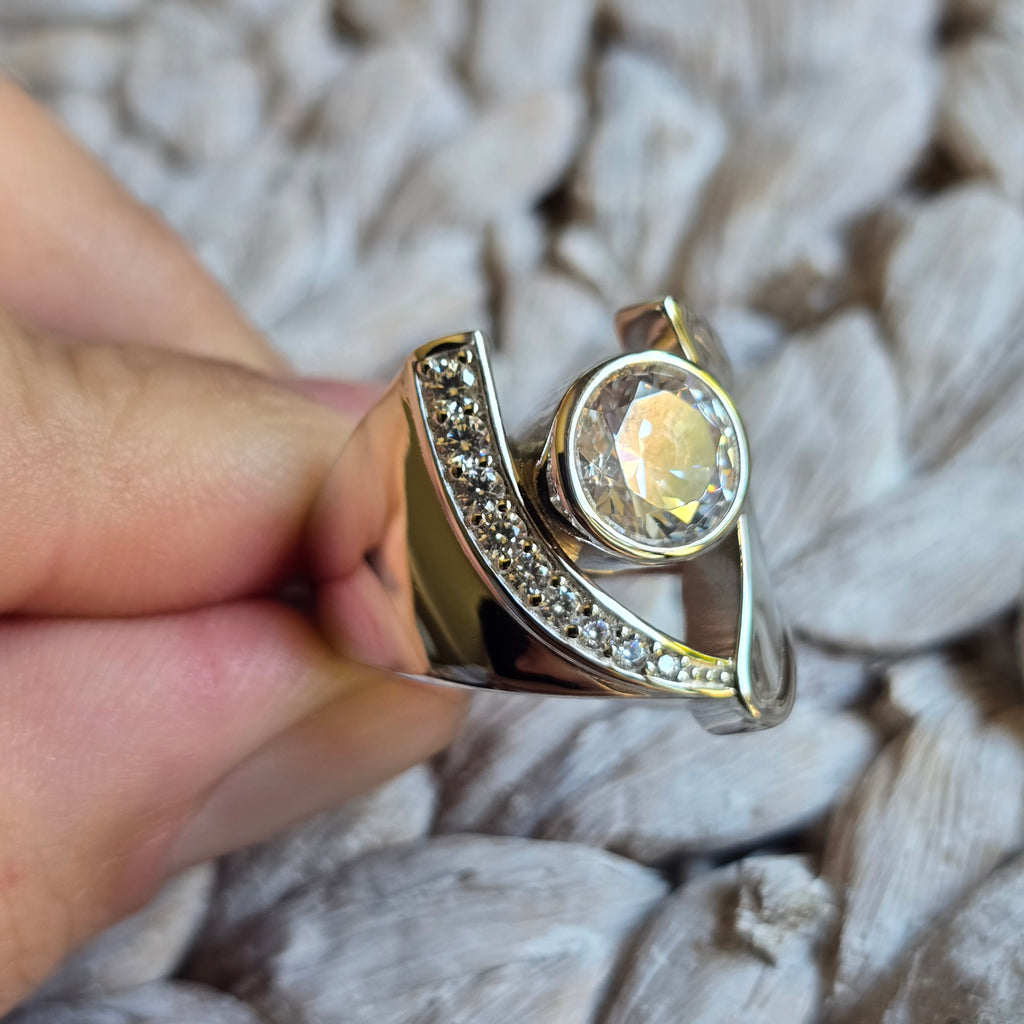 Round Enclosed Cz ring