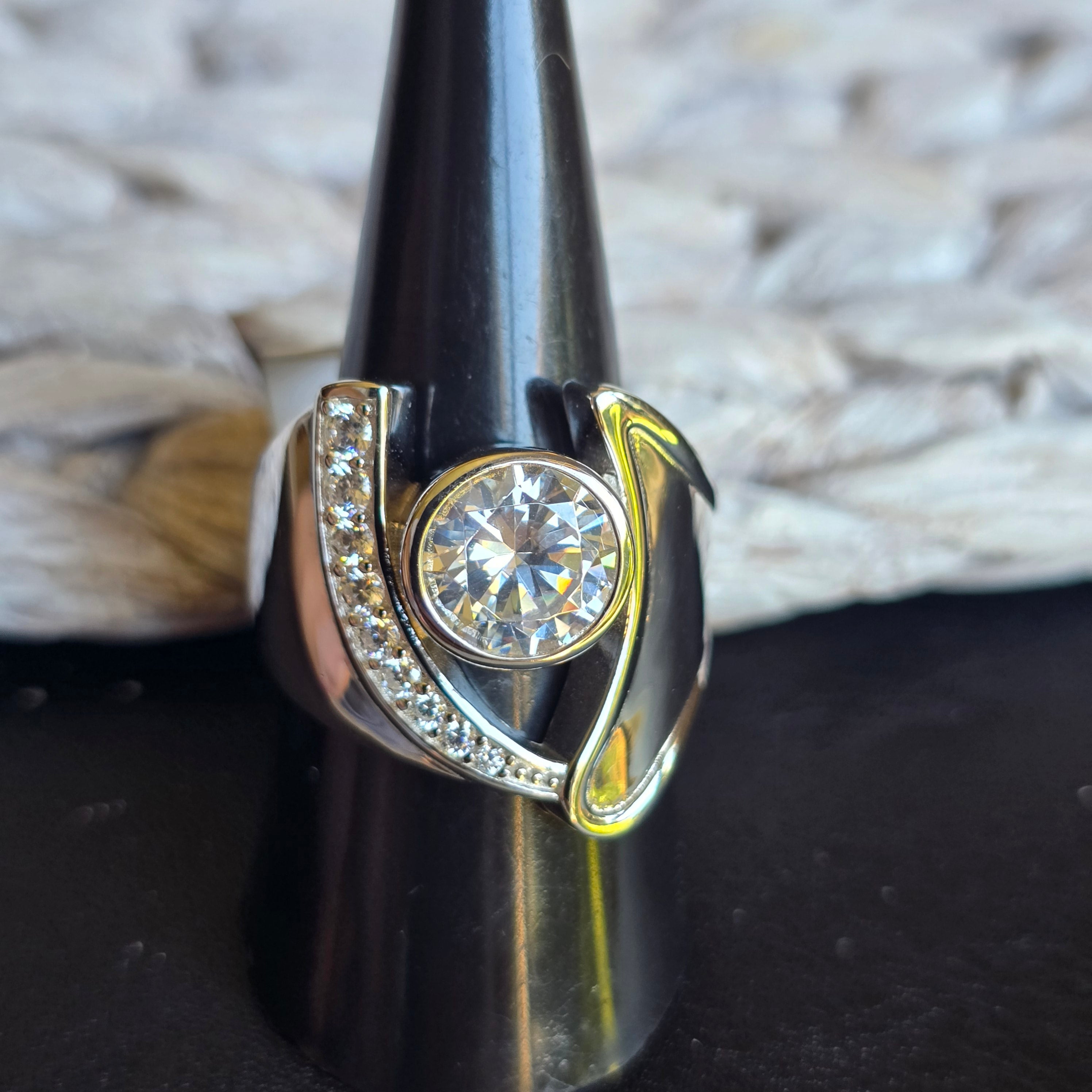 Round Enclosed Cz ring