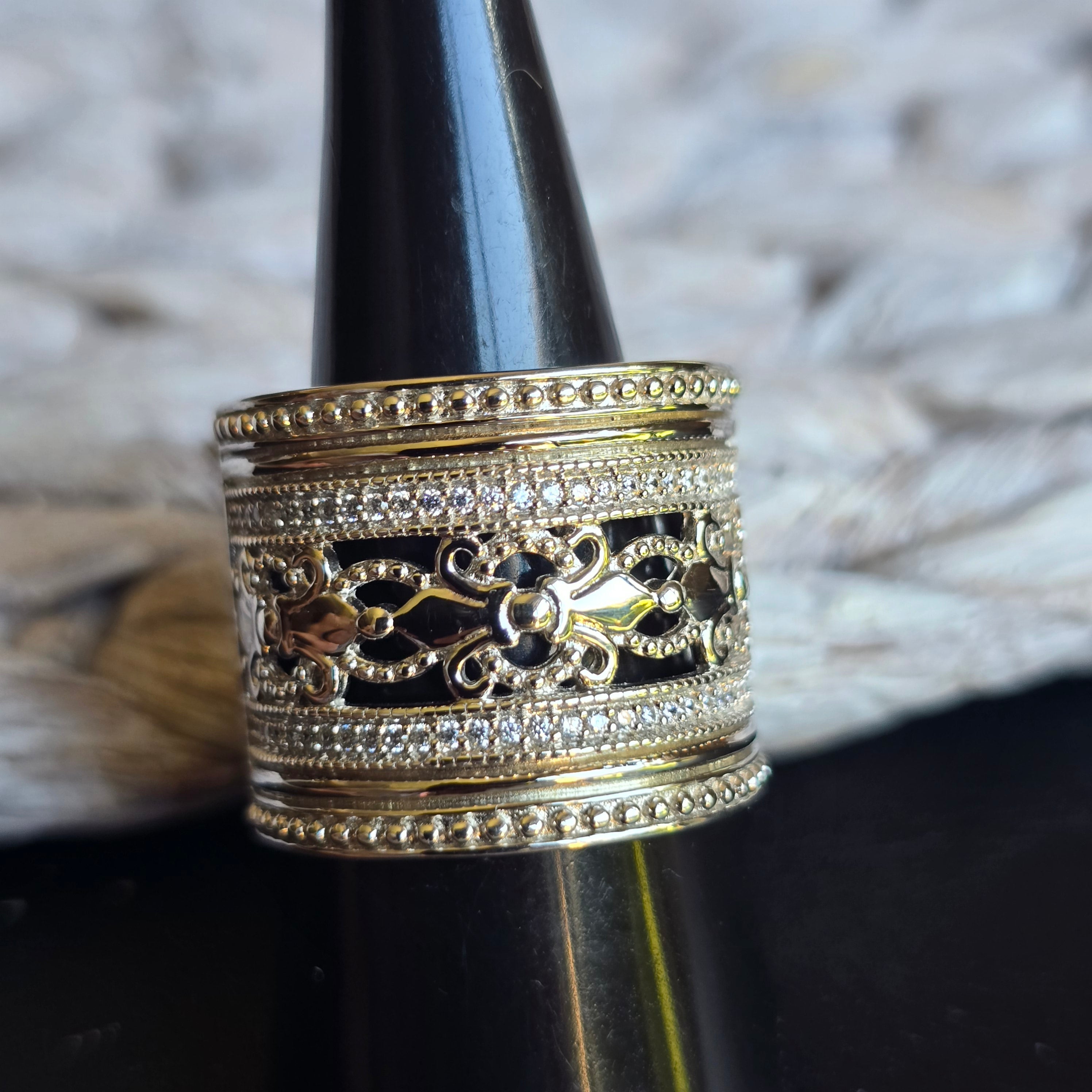 Broad Patern ring