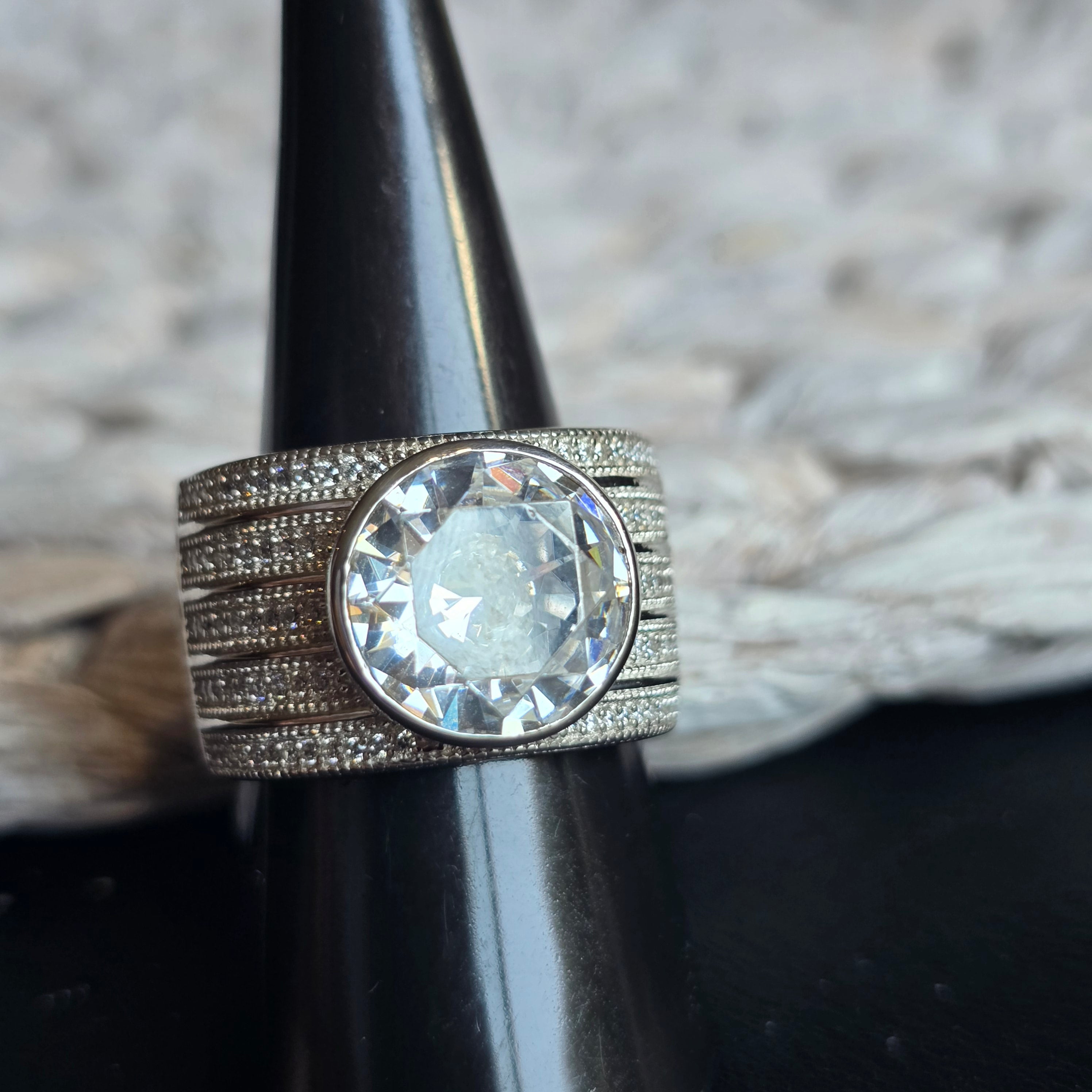 Round Enclosed Cz ring