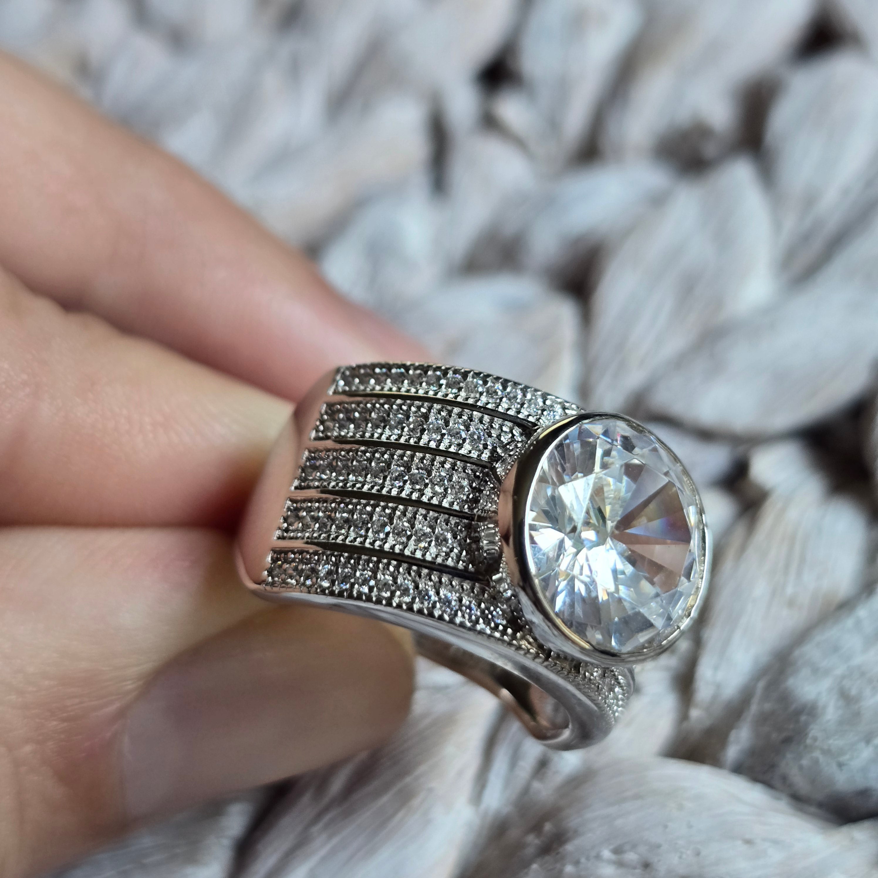 Round Enclosed Cz ring