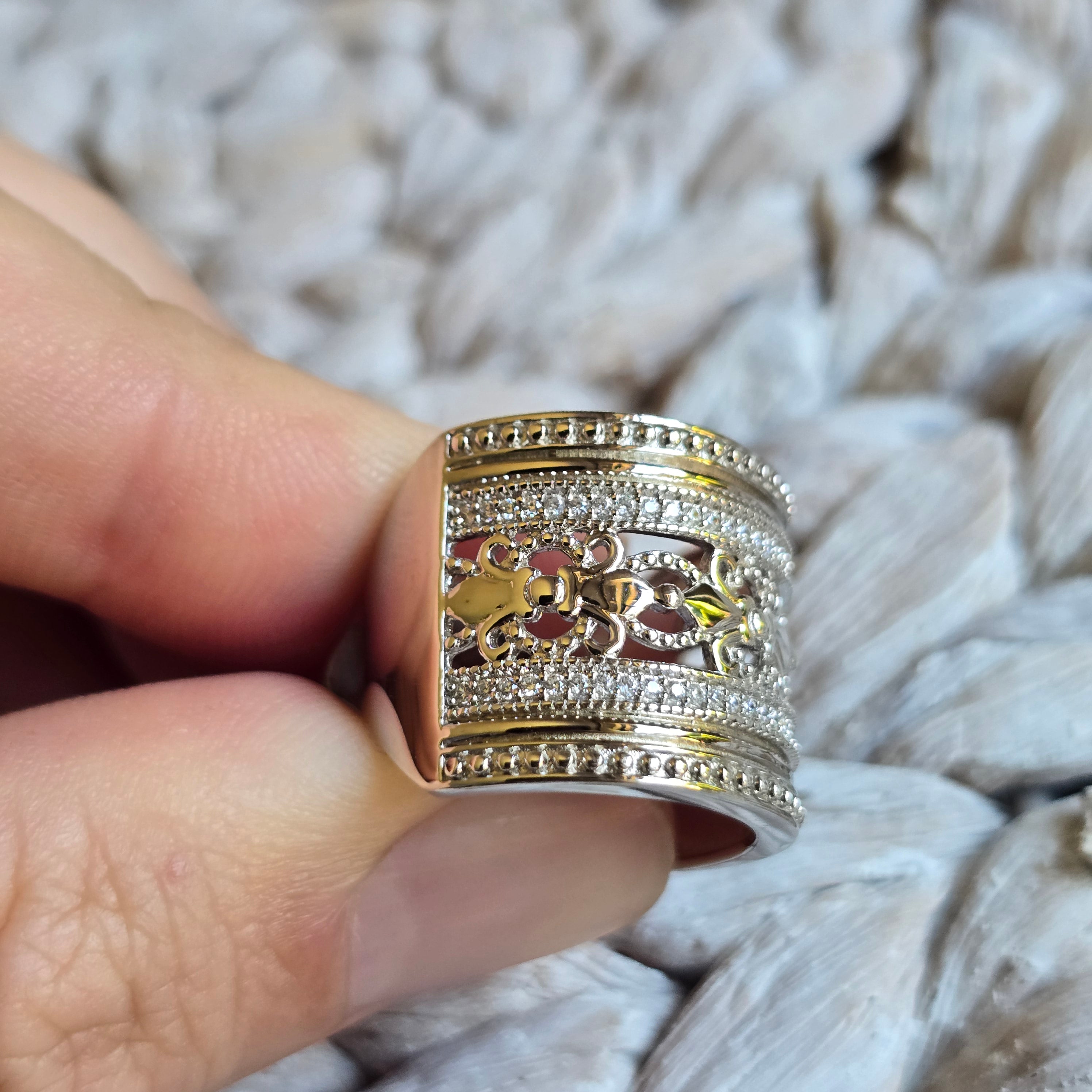 Broad Patern ring